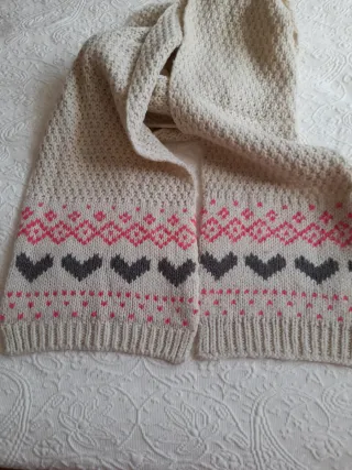 Bufanda de punto beige y rosa con corazones