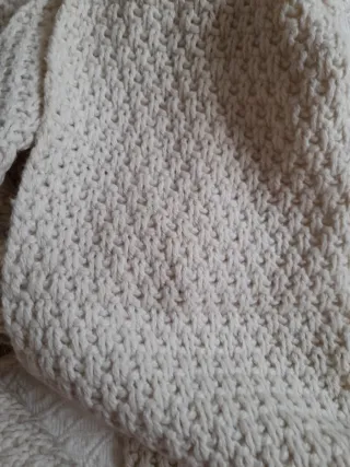 Bufanda de punto beige y rosa con corazones