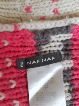 Bufanda de punto beige y rosa con corazones