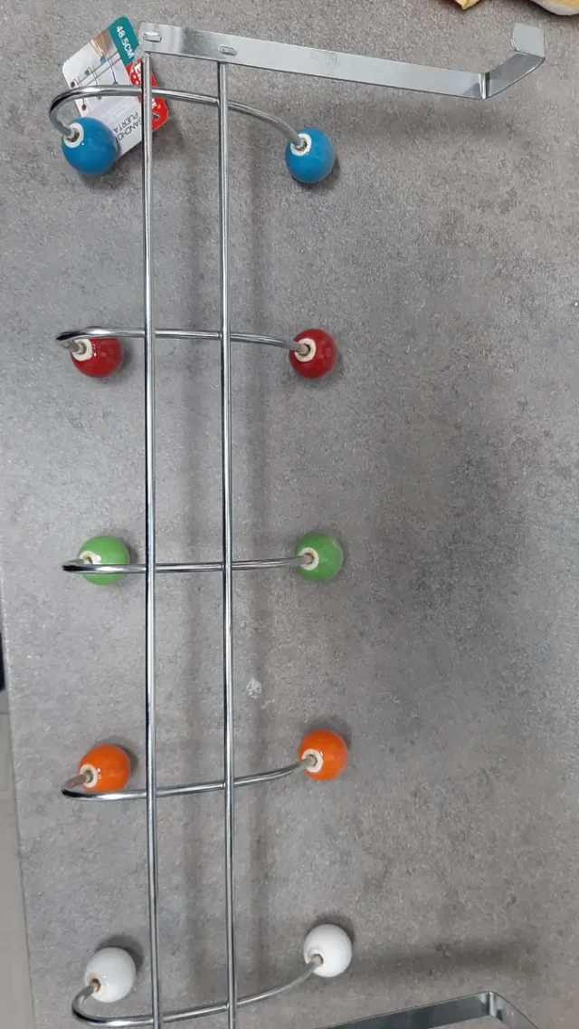 Colgador de puerta con bolas decorativas