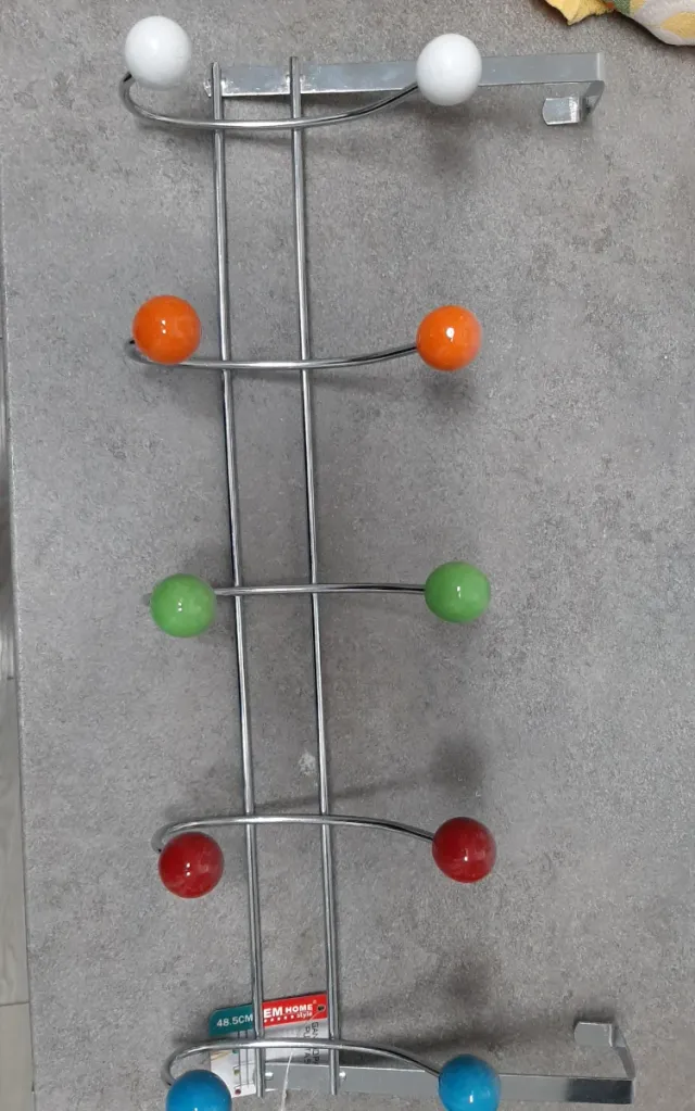 Colgador de puerta con bolas decorativas
