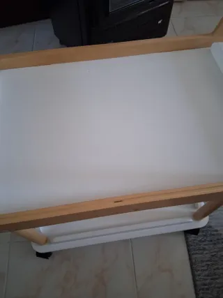 Candeeiro e carro de brincar em madeira