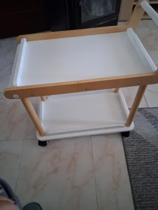 Candeeiro e carro de brincar em madeira