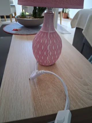 Candeeiro e carro de brincar em madeira