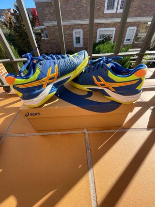 Zapatillas de pádel Asics azules y amarillas
