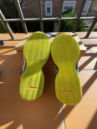 Zapatillas de pádel Asics azules y amarillas