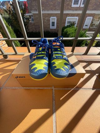 Zapatillas de pádel Asics azules y amarillas
