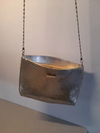 Bolso de fiesta dorado con cadena larga