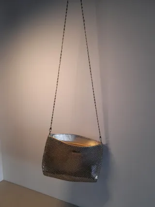 Bolso de fiesta dorado con cadena larga