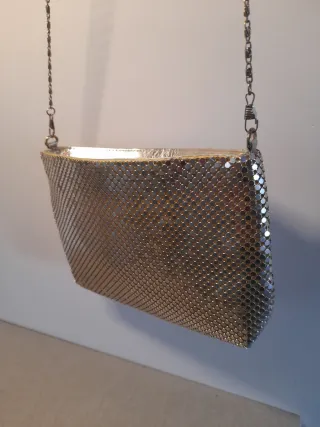 Bolso de fiesta dorado con cadena larga