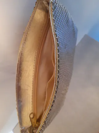 Bolso de fiesta dorado con cadena larga