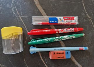 Set 3 biro cancellabili, una gomma e un temperino