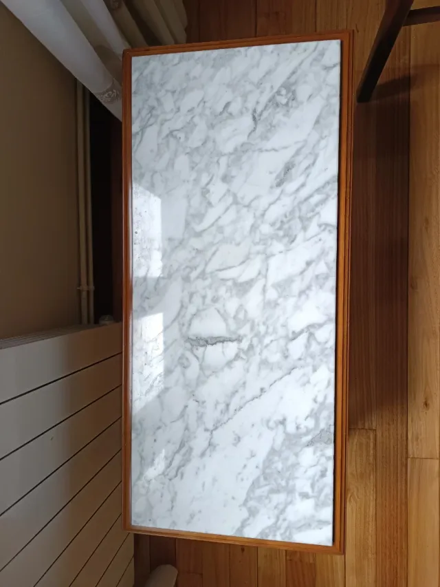 Mesa auxiliar mármol y madera