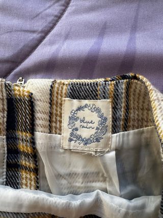 Falda de cuadros beige y azul.Es a 0,50€.