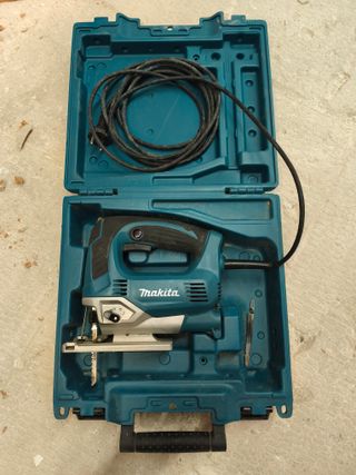 Caladora Makita 650W con maletín y cable