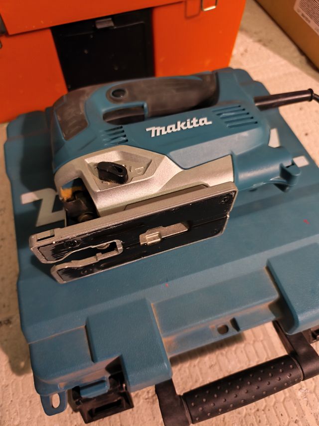 Caladora Makita 650W con maletín y cable