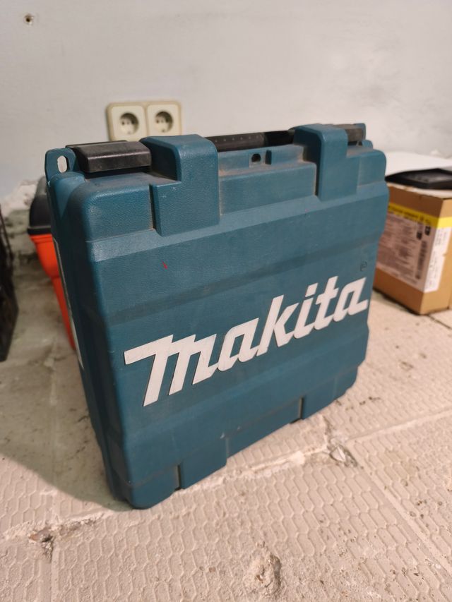 Caladora Makita 650W con maletín y cable