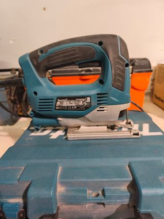 Caladora Makita 650W con maletín y cable