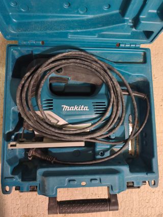 Caladora Makita 650W con maletín y cable