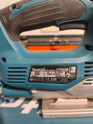 Caladora Makita 650W con maletín y cable