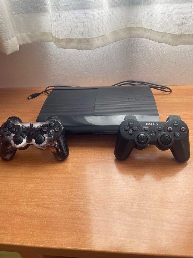 Consola PS3 con 10 juegos y 2 mandos