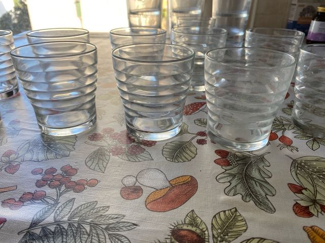 Vasos de vidrio con diseño acanalado