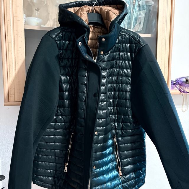 Chaqueta negra acolchada con capucha