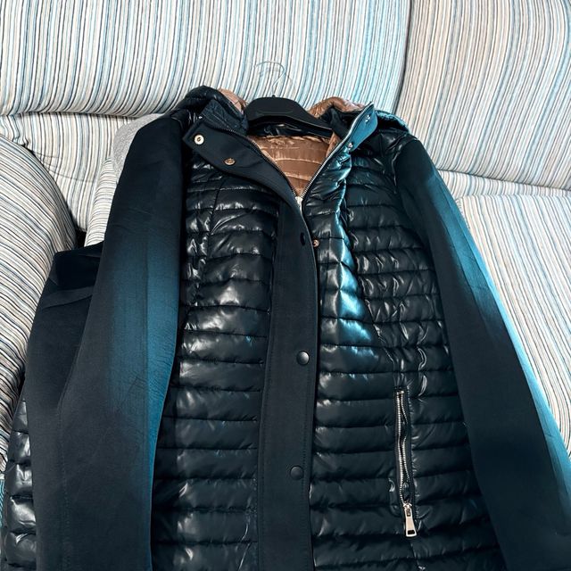 Chaqueta negra acolchada con capucha