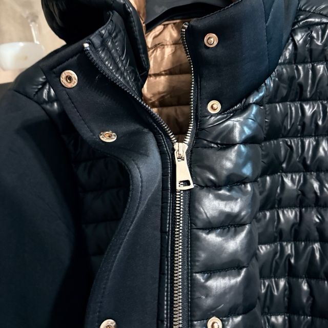 Chaqueta negra acolchada con capucha