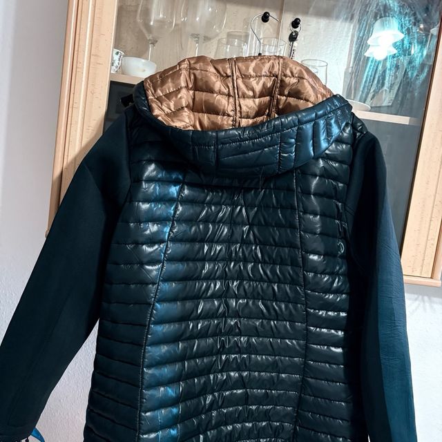 Chaqueta negra acolchada con capucha