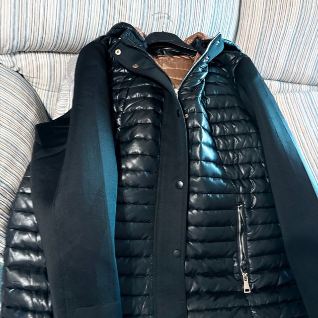 Chaqueta negra acolchada con capucha