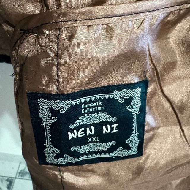 Chaqueta negra acolchada con capucha