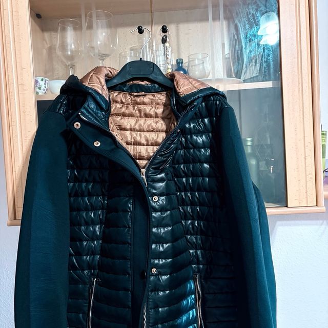 Chaqueta negra acolchada con capucha