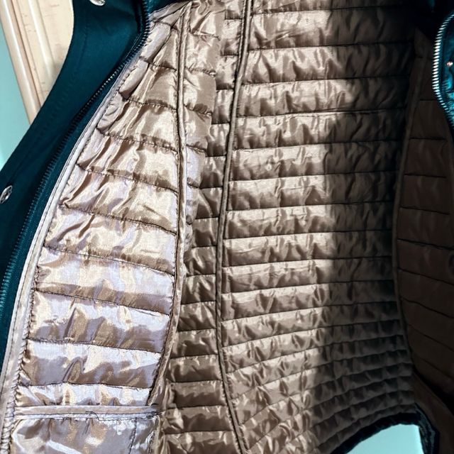 Chaqueta negra acolchada con capucha