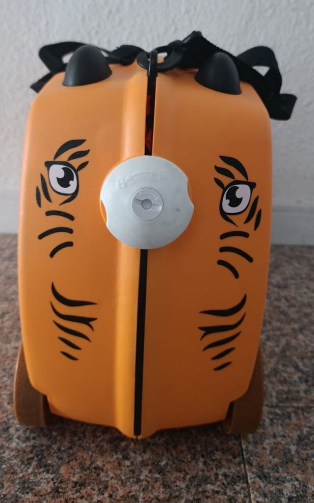 Maleta infantil de viaje con diseño de tigre.
