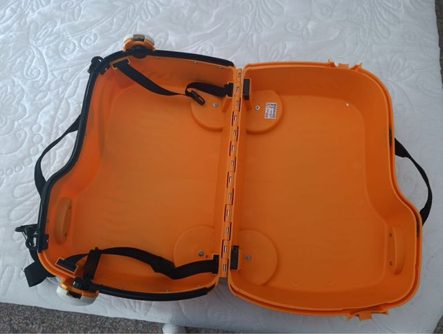 Maleta infantil de viaje con diseño de tigre.