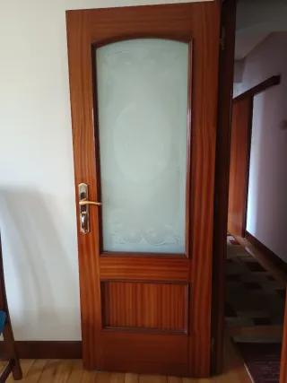 Puerta madera con cristal y apertura a la derecha