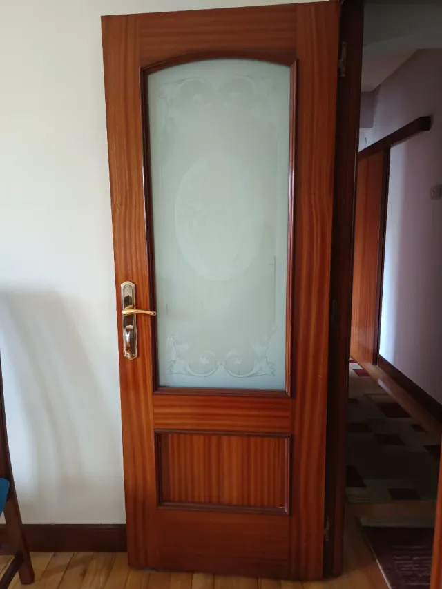 Puerta madera con cristal y apertura a la derecha