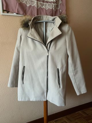 Chaquetón beige capucha con pelo talla L