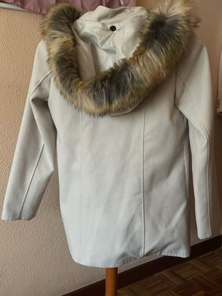Chaquetón beige capucha con pelo talla L