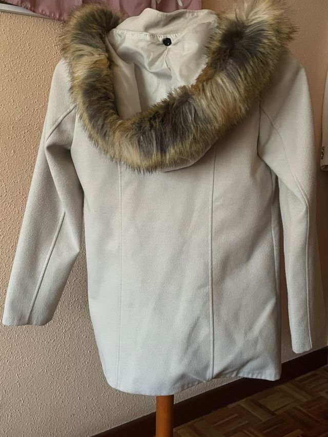 Chaquetón beige capucha con pelo talla L