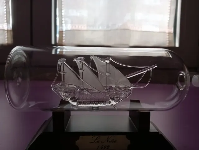 Barco velero de cristal en botella