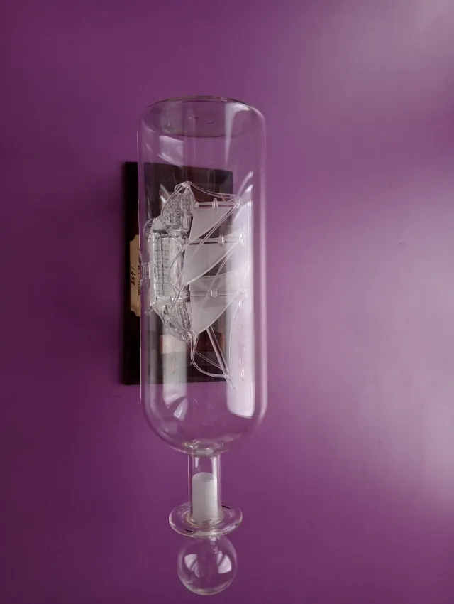 Barco velero de cristal en botella