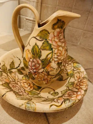 Anfora e Piatto Decorati con Rose