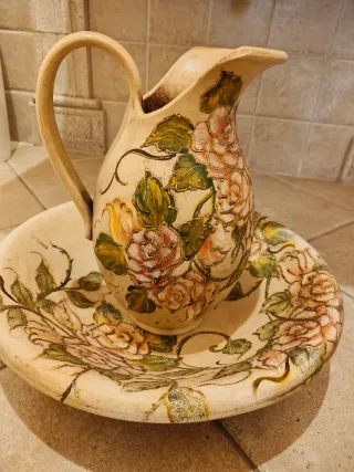 Anfora e Piatto Decorati con Rose