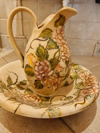 Anfora e Piatto Decorati con Rose