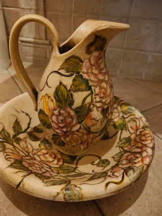 Anfora e Piatto Decorati con Rose