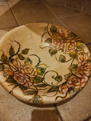 Anfora e Piatto Decorati con Rose