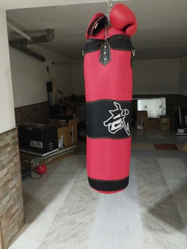 Sacco da boxe rosso e guanti