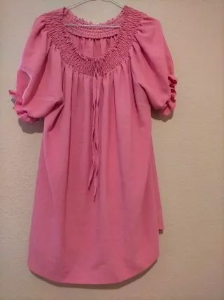 Blusa rosa con escote fruncido